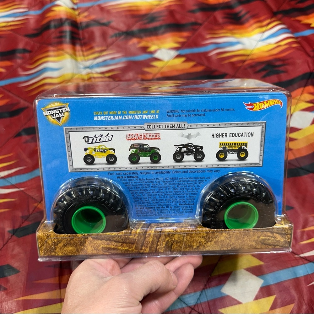 Hot Wheels Monster Jam Trucks 35th Grave Digger 1:24 Scale Diecast 2017 - Picture 4 of 9